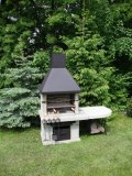 Zahradní krb s malým komínem - stolek, rošt, špice a grilovací motorek